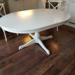 Uitschuifbare eetkamer tafel Ikea inclusief 4 stoelen