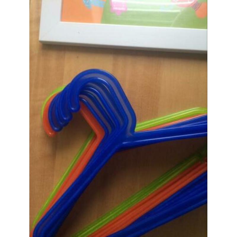 3 Ikea lijstjes en 12 gekleurde hangers