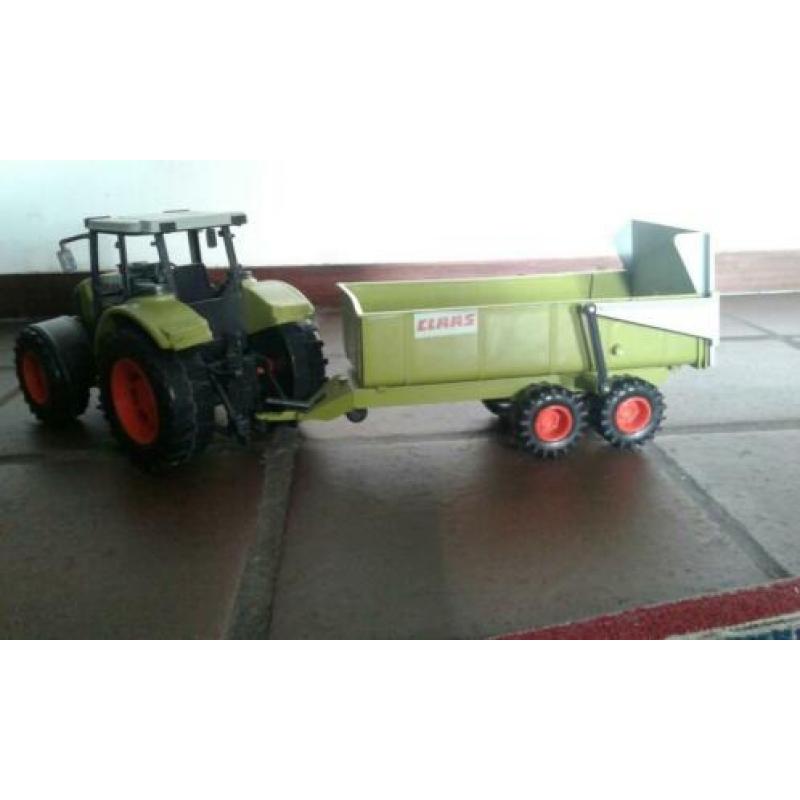 Claas tractor met kruiwagen