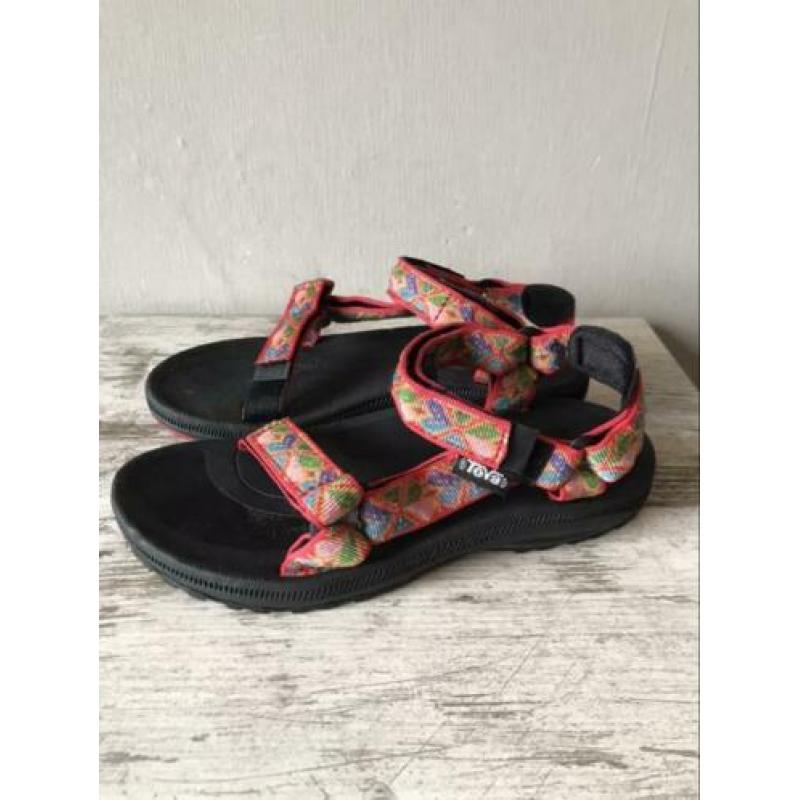 Zo goed als nieuw! TEVA meisjes sandalen maat 35