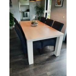 Stoelen 6 maal .prachtige eettafel en salontafel.Vitrinekast