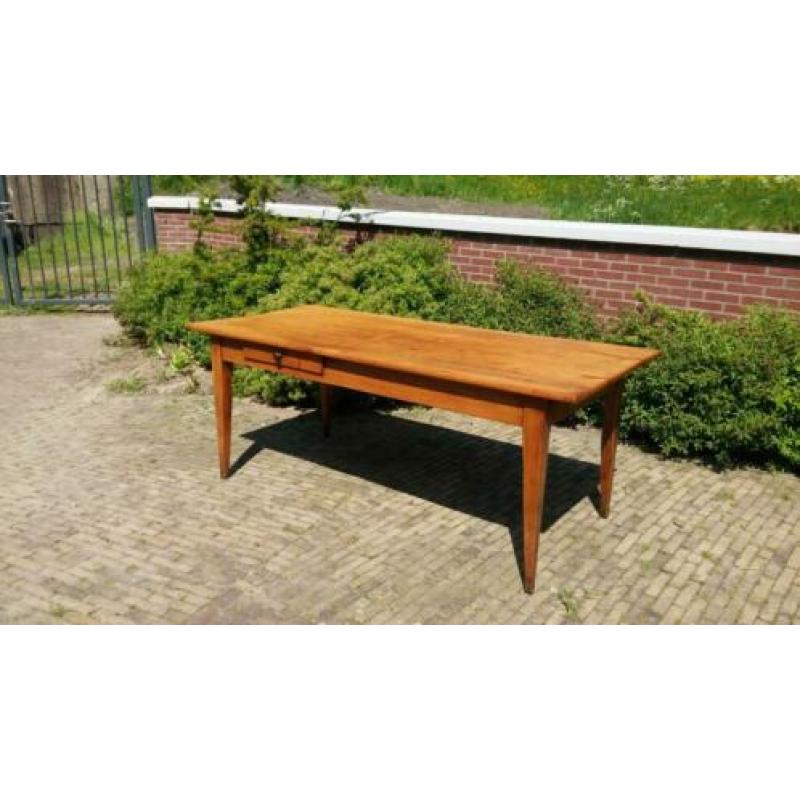 Antieke eettafel met uittrekblad. Lang 1,95m