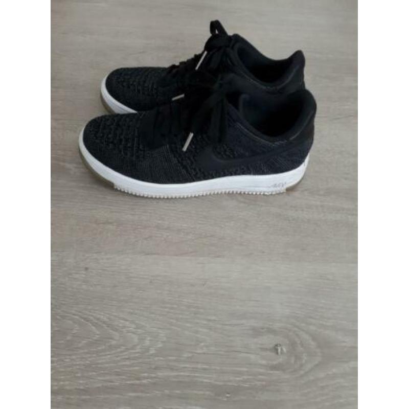 Nike sneakers, maat 37,5. Donker grijs.