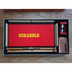 Scrabble de luxe met houten letters en draaitafel