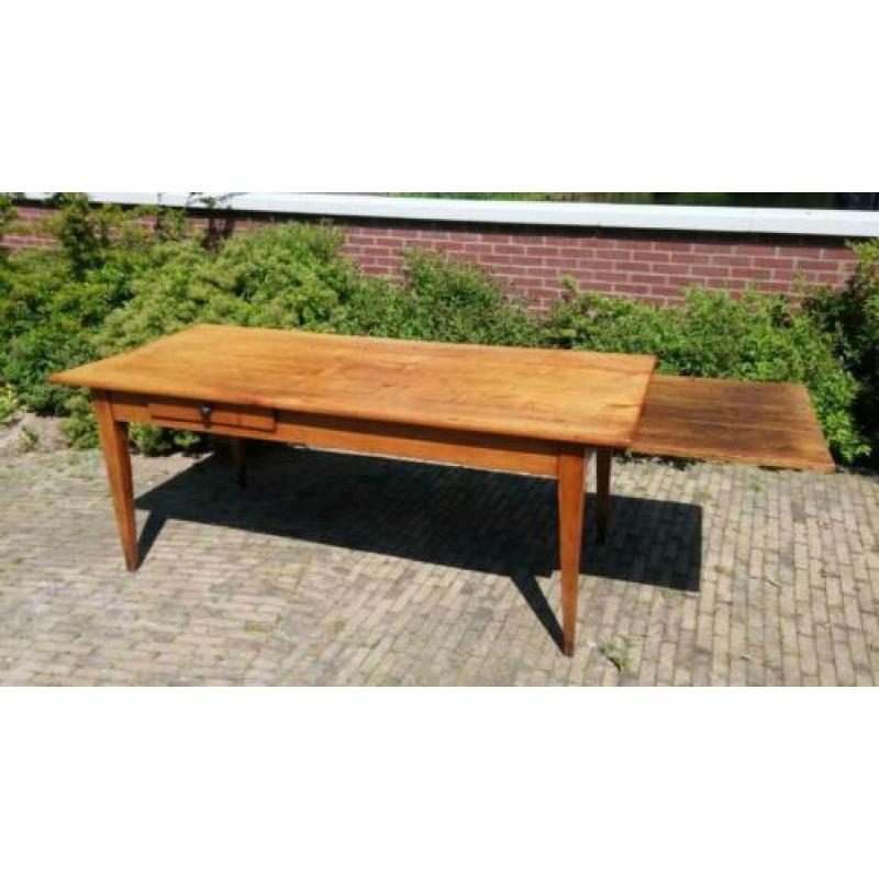 Antieke eettafel met uittrekblad. Lang 1,95m