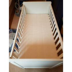 Babybed, 60x120. Incl 2 matrassen