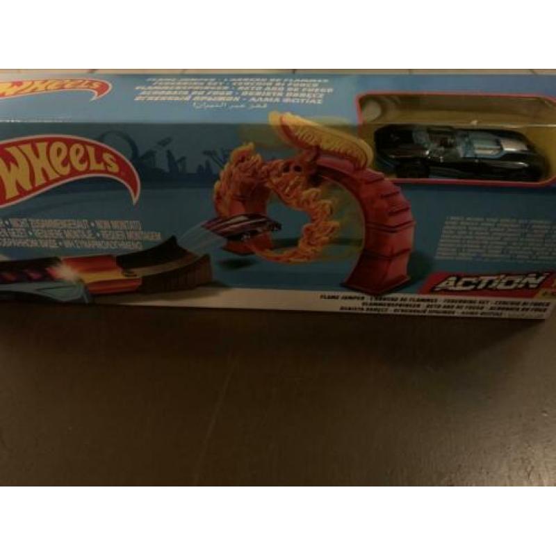 Nieuw in de verpakking HOTWHEELS lanceerbaan en auto’s!!