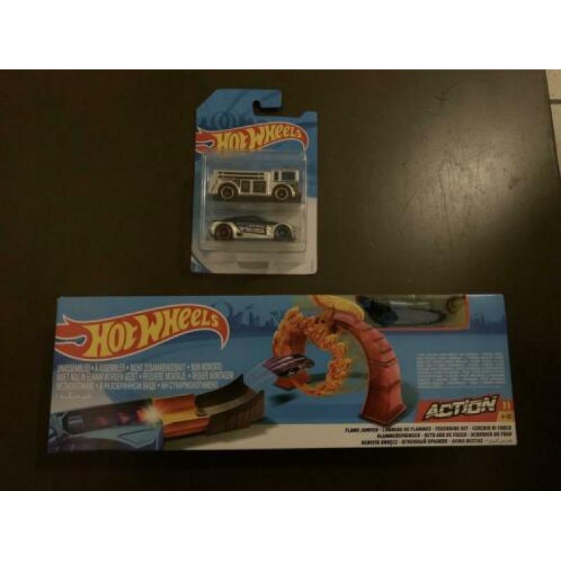 Nieuw in de verpakking HOTWHEELS lanceerbaan en auto’s!!