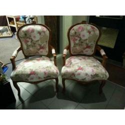 2 x dezelfde noten dames fauteuile lichte rozen 185.00 p.s