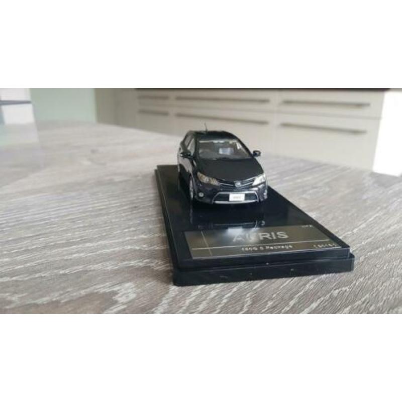 Toyota Auris schaal 1:43