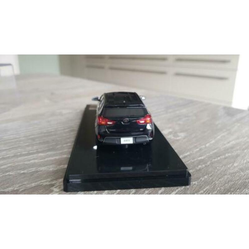 Toyota Auris schaal 1:43