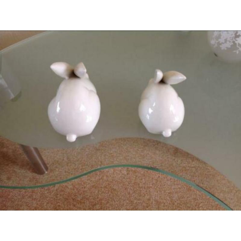 2 beeldjes van konijnen in wit porselein merk Vaga
