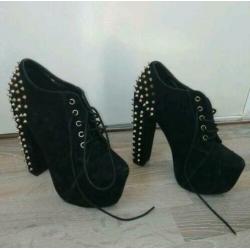 Hoge sexy hakken met studs