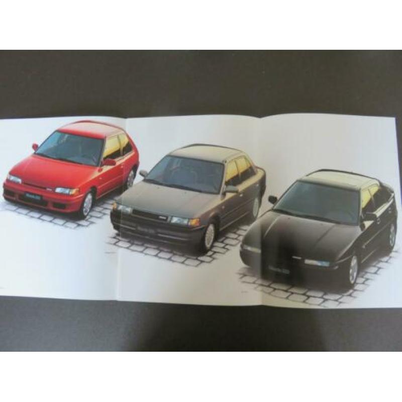 autofolder/brochure Mazda 323 1989 met oa. 3/4 deurs en de F