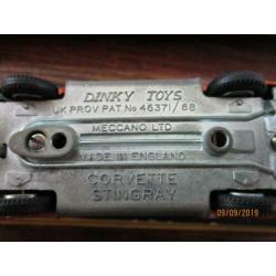 Dinky Toys - N°221 - Chevrolet Corvette Stingray [compleet]