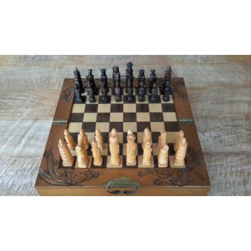 Te koop:Mooi houten schaakbord 47x47cm.