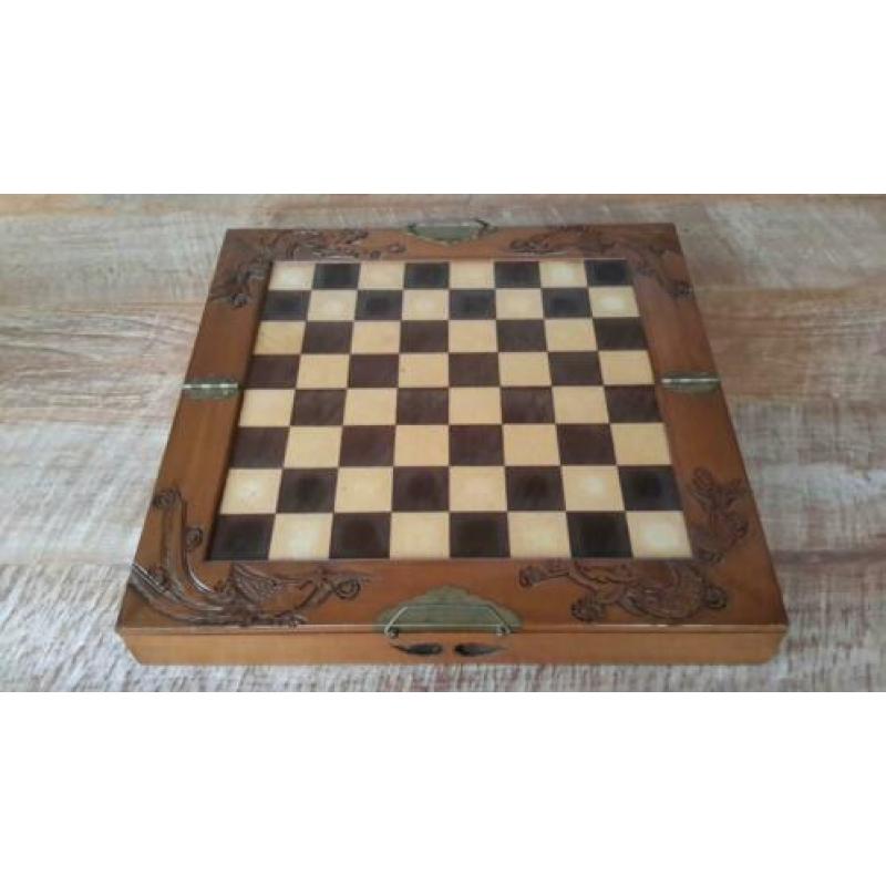 Te koop:Mooi houten schaakbord 47x47cm.