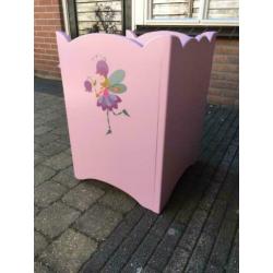 Leuke kinderen commode voor poppen.