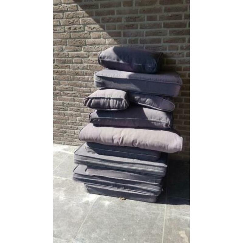 Gratis af te halen tuinkussens voor in lounge set.