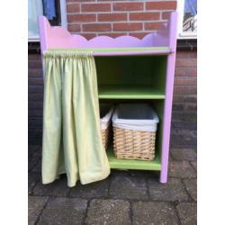 Leuke kinderen commode voor poppen.