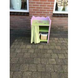 Leuke kinderen commode voor poppen.