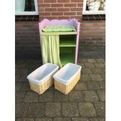 Leuke kinderen commode voor poppen.