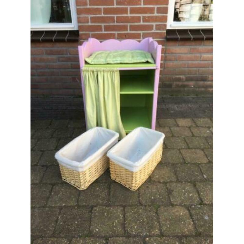 Leuke kinderen commode voor poppen.